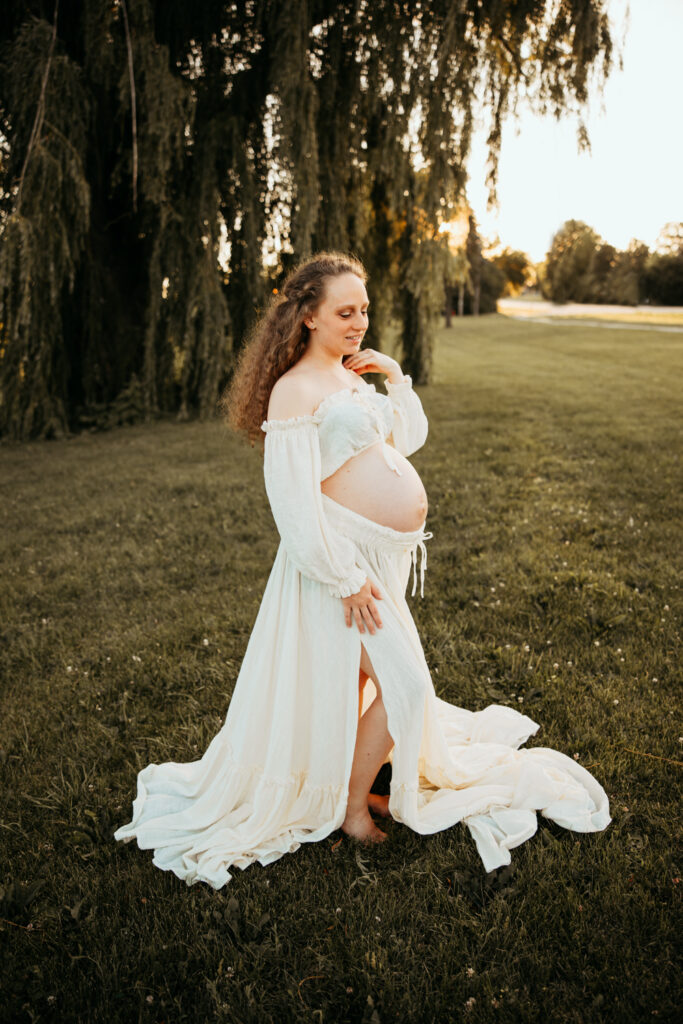baby bump photographer milwaukee, pregnancy photography in Milwaukee, outdoor maternity session